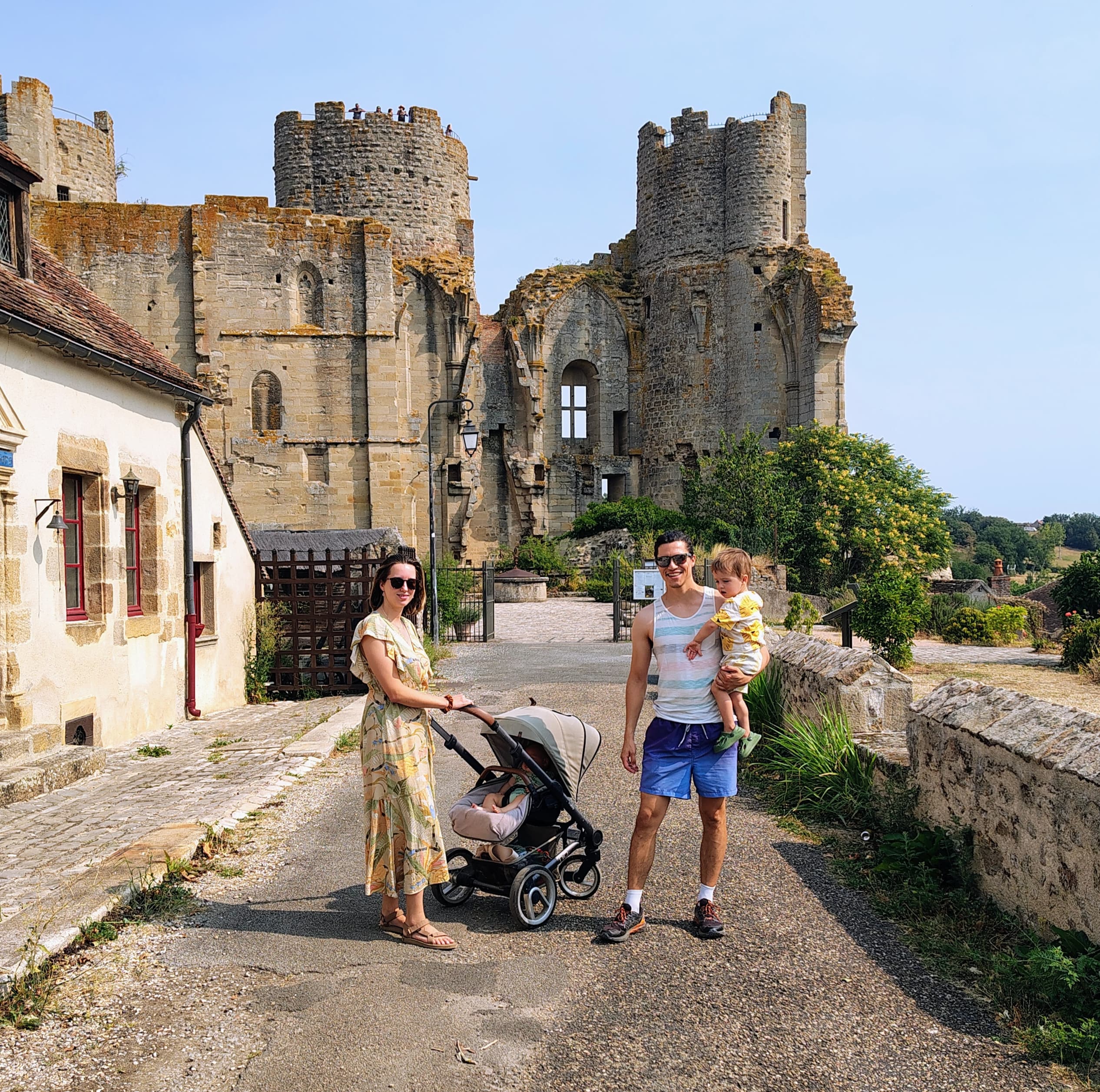 Famille devant le Château de Bourbon-l'Archambault